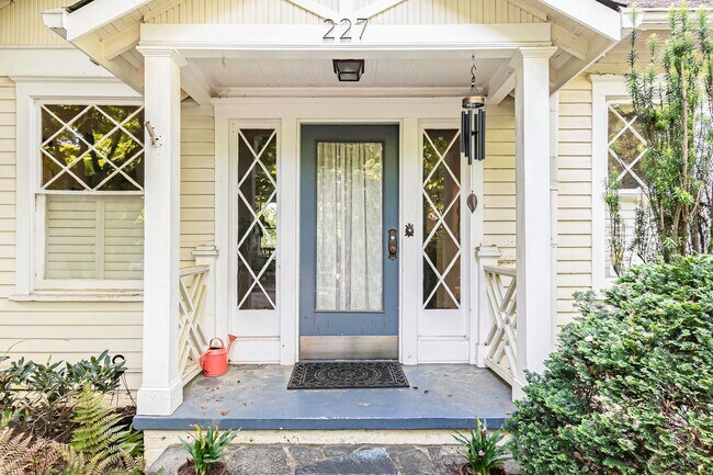 Building Photo - Stunning Renovated Bungalow in City of Dec...