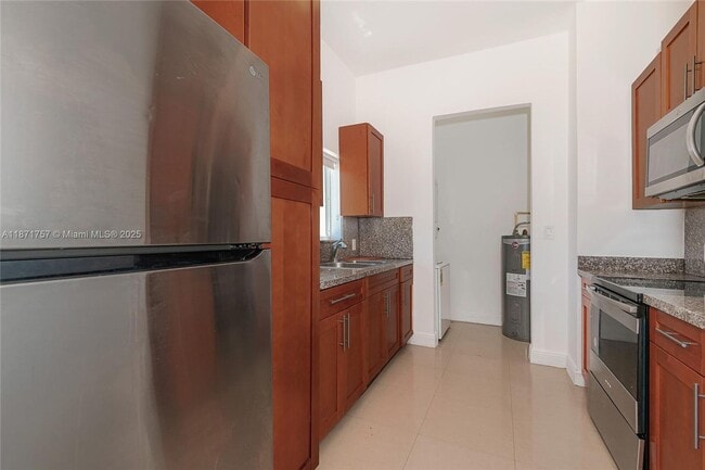 Foto del edificio - 3723 1/2 NW 7th St