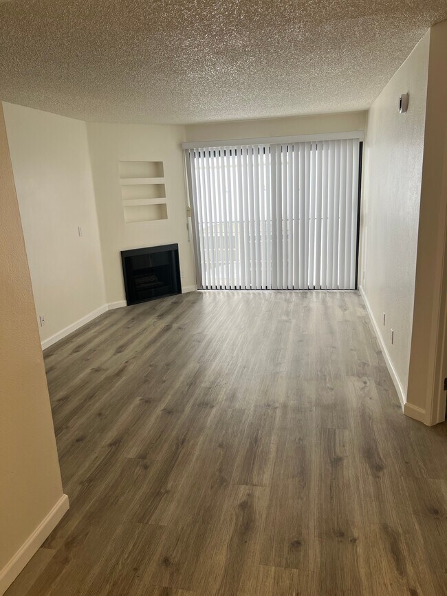 #203 sala de estar - 825 S. Hobart Blvd.