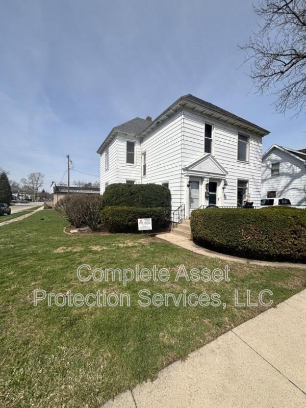Building Photo - 114 1/2 I St
