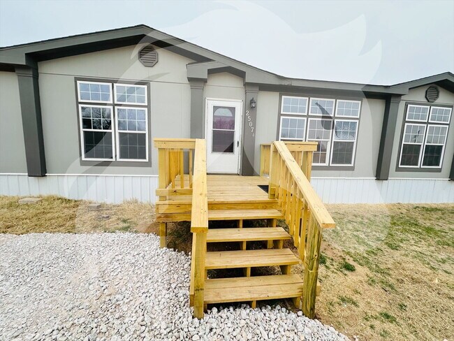Foto del edificio - "Spacious 4-Bedroom Retreat with 2 Full Baths in Woodward, OK – Your Perfect Home-Away-From-Home!"