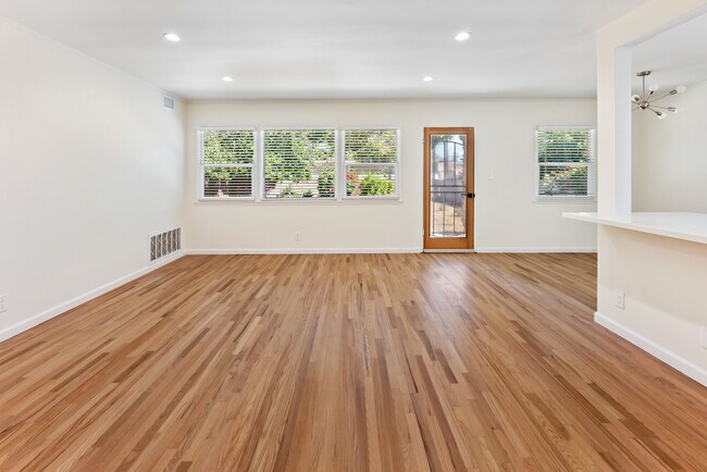 Foto del edificio - 5806 Natick Ave