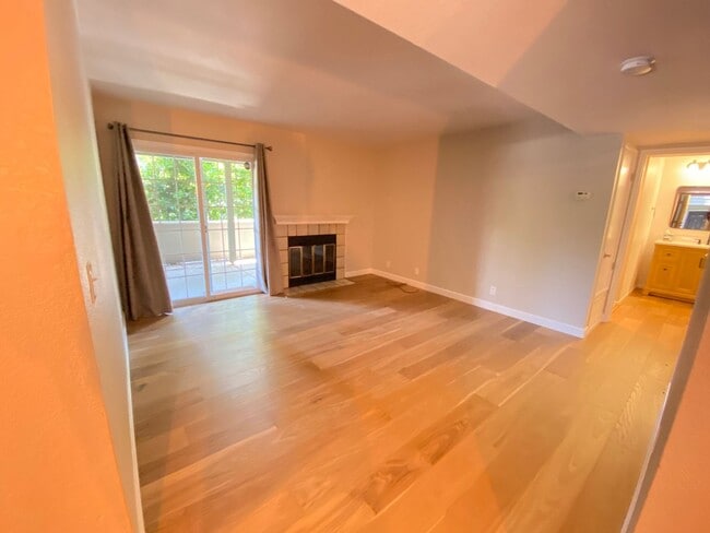 Building Photo - Advent - Low Deposit Condo W/ Parking, Lau...