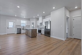 Building Photo - 529 S Cutler Ave