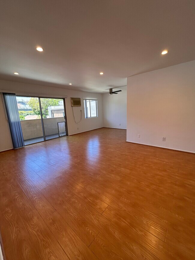 Sala de estar - 649 Westbourne Dr
