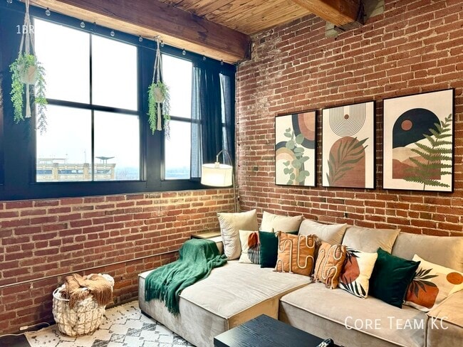 Building Photo - 408 W 8th St