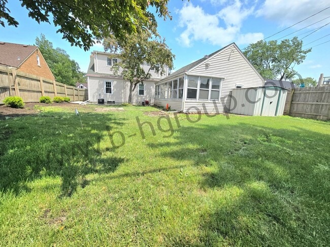 Building Photo - Great Location!