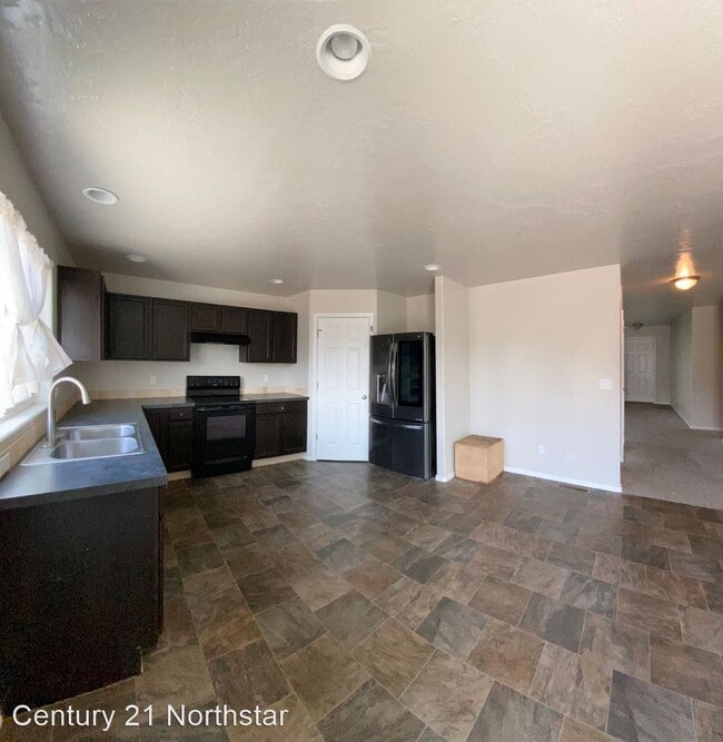 Building Photo - 4 br, 2.5 bath House - 1045 E Rose Island St