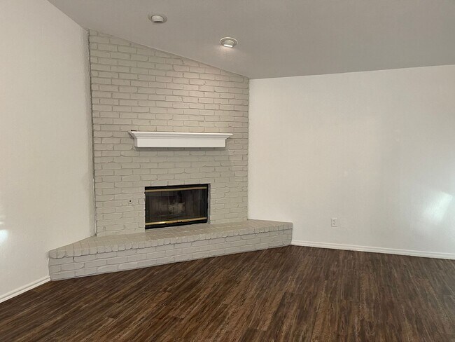 Foto del edificio - 3 bedroom home for rent in Edmond near W 15th Street and Santa Fe!  2 baths, 2 car garage + fence...
