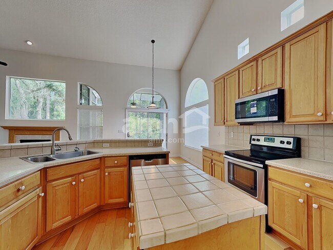 Foto del edificio - 240 Sweetbrier Branch Ln