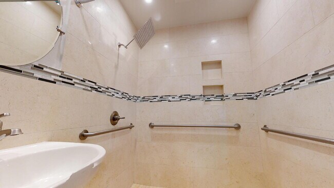 Foto del edificio - Spacious Single Family Home in Outer Mission 3BD/2BR WITH PARKING