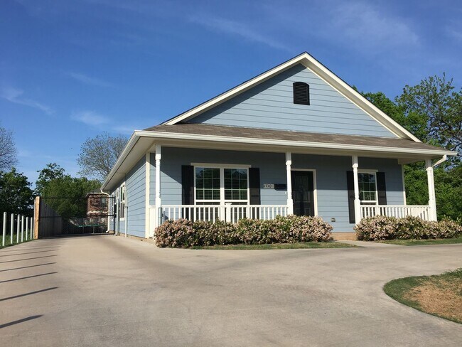 Foto del edificio - 3BR/3BA House Near Campus