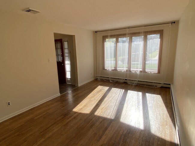 Building Photo - 128 Rockrose Dr