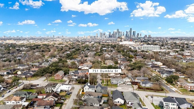 Building Photo - 751 Dumble St