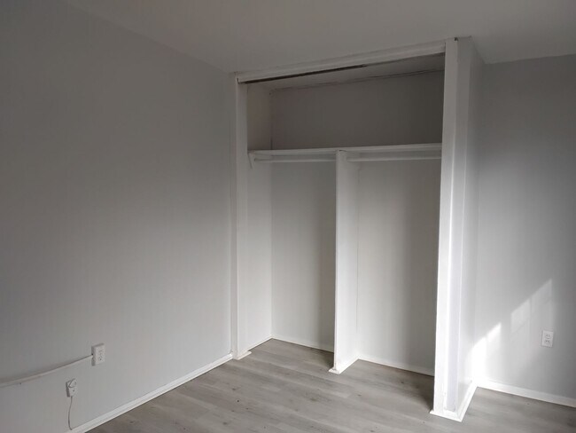 Building Photo - New Paint & New laminate flooring throughout home!!