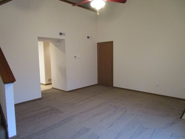 Foto del edificio - 501-503 Glenstone Dr.