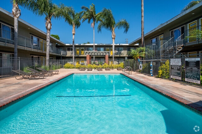 Piscina - California Palms Apartments