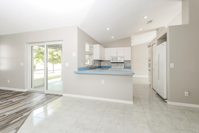 Foto del edificio - 317 SW Duxbury Ave
