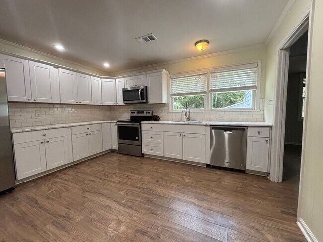 Foto del edificio - 816 Savage Rd