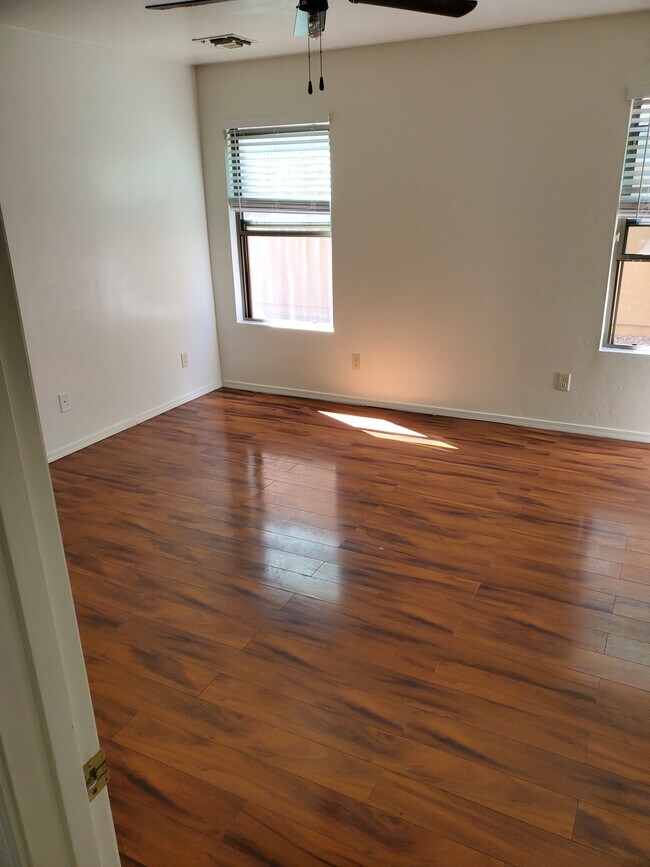 Building Photo - 673 W Desert Blossom Dr