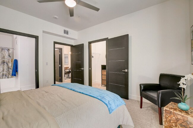 Building Photo - 7017 S Buffalo Dr