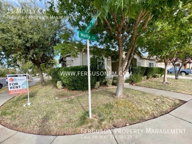 Building Photo - Move In Ready Home Within Walking Distance...