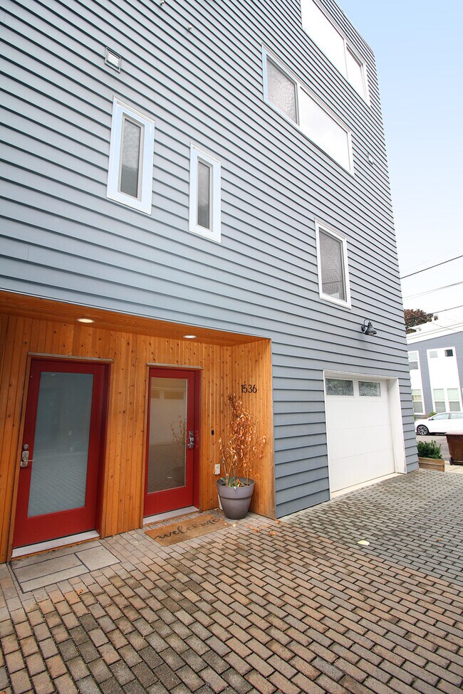 Building Photo - 1536 N Blandena St