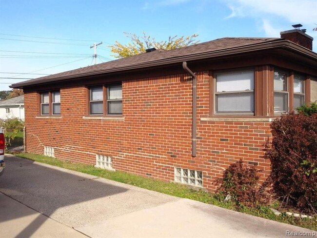 Building Photo - 16515 E 8 Mile Rd