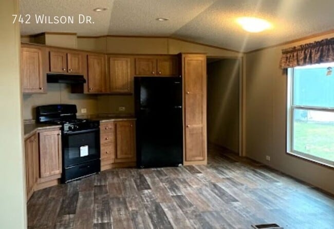 Building Photo - 742 Wilson Dr