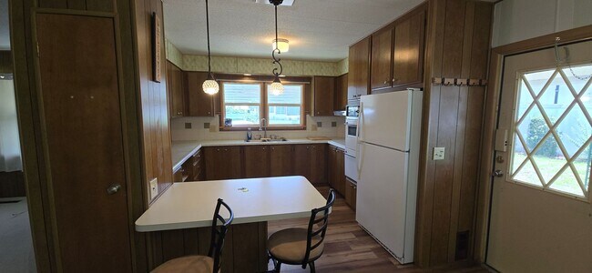 Foto del edificio - 2 bed 2 baths with carport