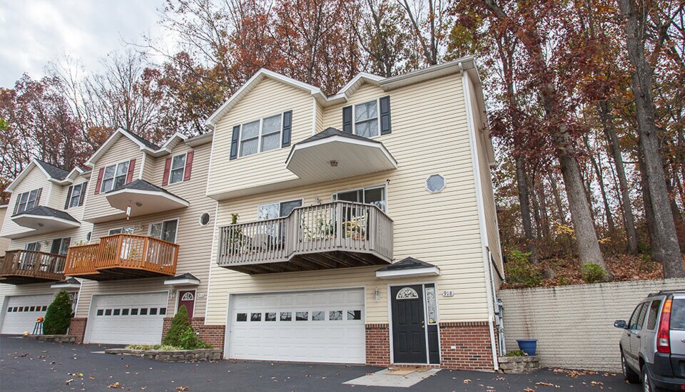 Primary Photo - 918 Camelot Ln