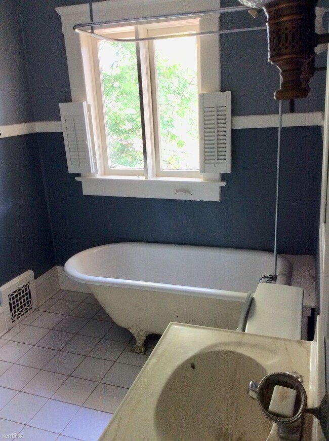 Building Photo - 1 br, 1 bath House - 904 Myrtle St NE Apt 3