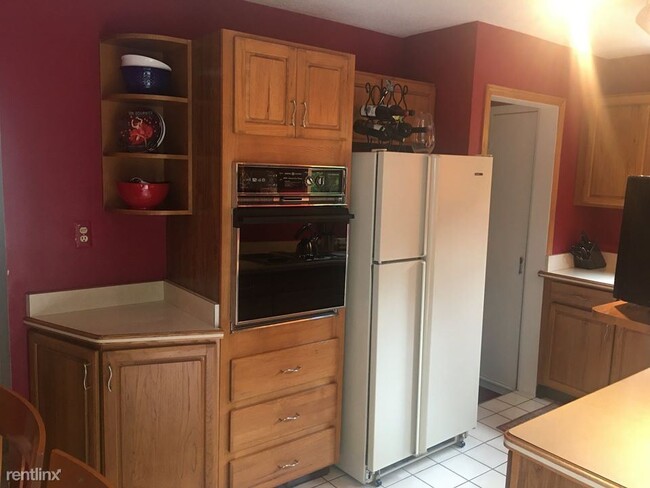 Building Photo - 3 br, 1.5 bath House - 122 Royal Ave
