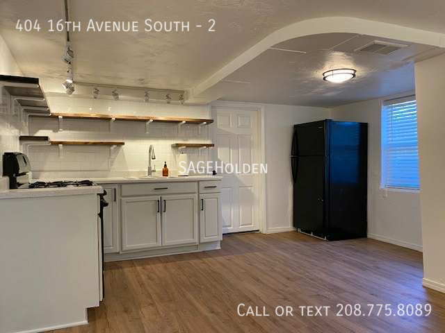 Building Photo - 404 16th Ave S