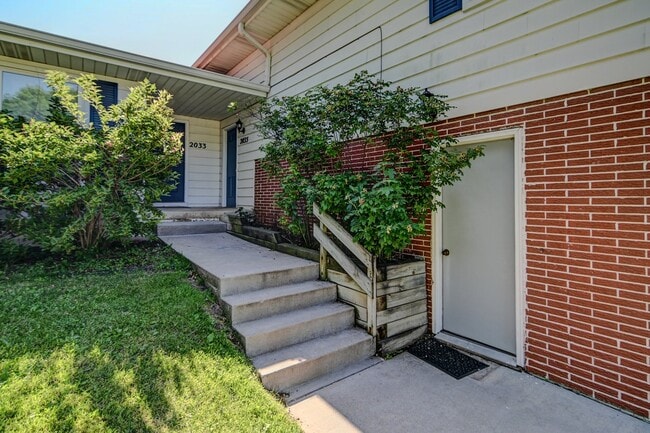 Building Photo - 2035 Adderbury Ln
