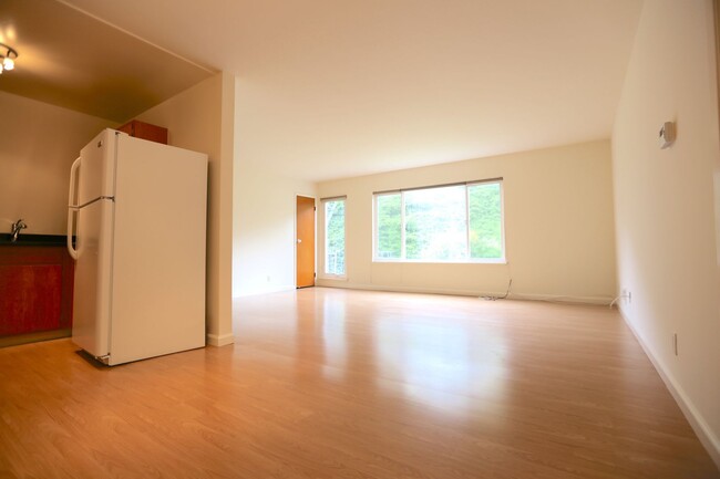 Building Photo - Twin Peaks: 1 Bed Apartment w/ Green View,...