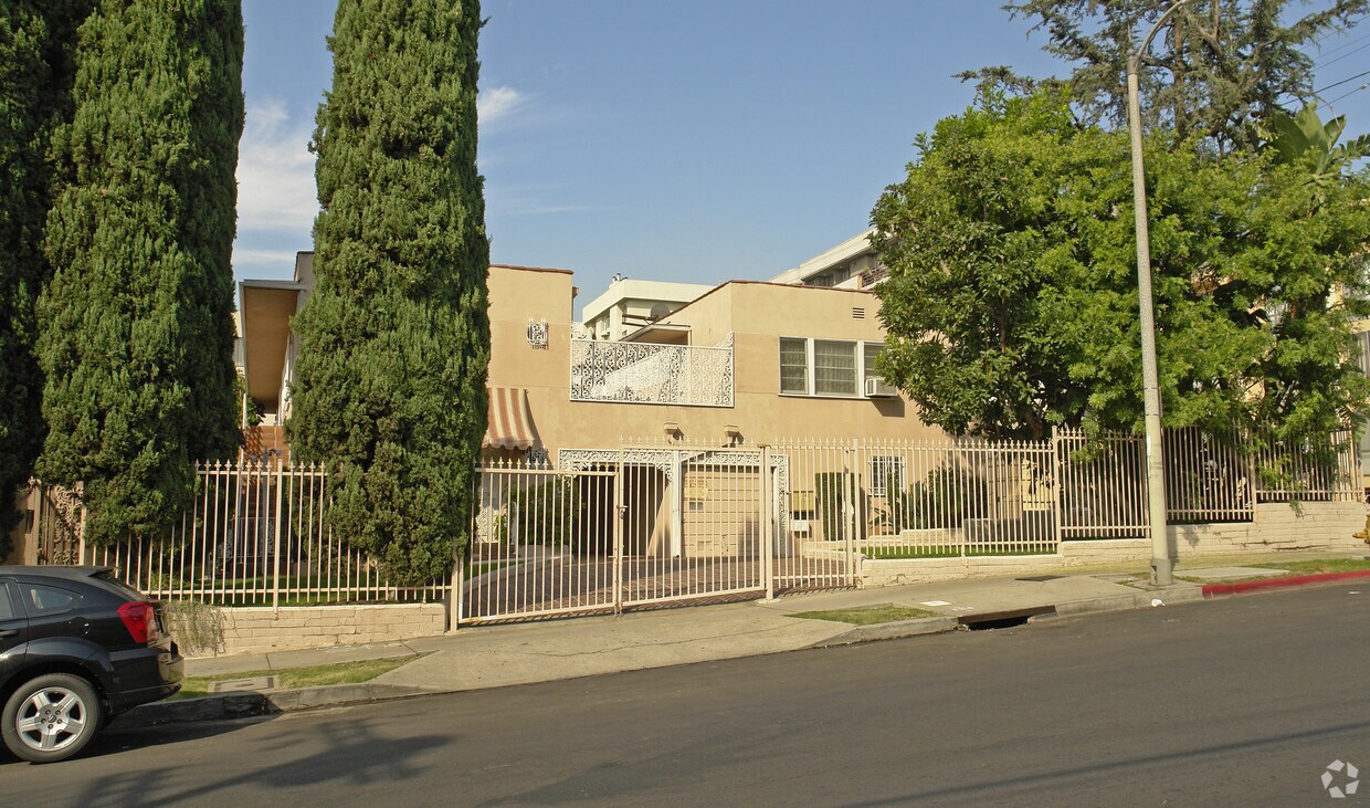 Foto del edificio - 1551 N Poinsettia Pl