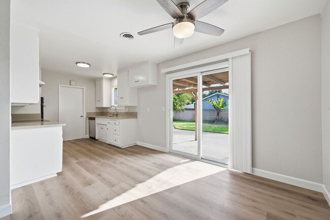 Building Photo - Updated and Stylish 3 bedroom 2.5 bath home in Anaheim