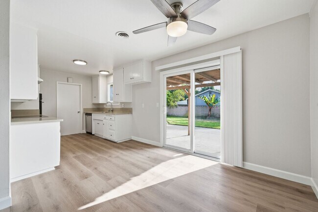 Foto del edificio - Updated and Stylish 3 bedroom 2.5 bath home in Anaheim