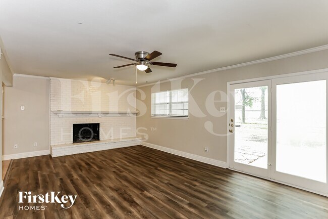 Foto del edificio - 3923 Treeline Dr