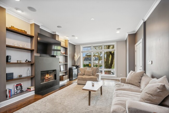 Building Photo - 1832 N Rockwell St