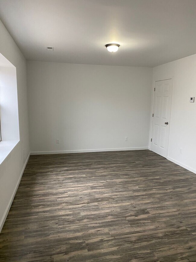 Building Photo - All utilities included One Bedroom Apartme...