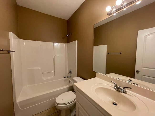 Building Photo - 3 bedroom house off Old Hammond Hwy near M...