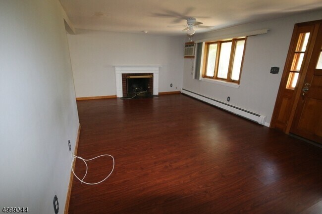 Building Photo - 1053 Valley Rd