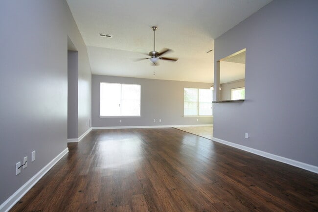 Building Photo - 105 Oakline Dr