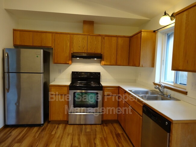 Building Photo - 906 E Bryson Ave