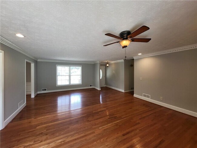 Building Photo - 4548 Shallowford Rd