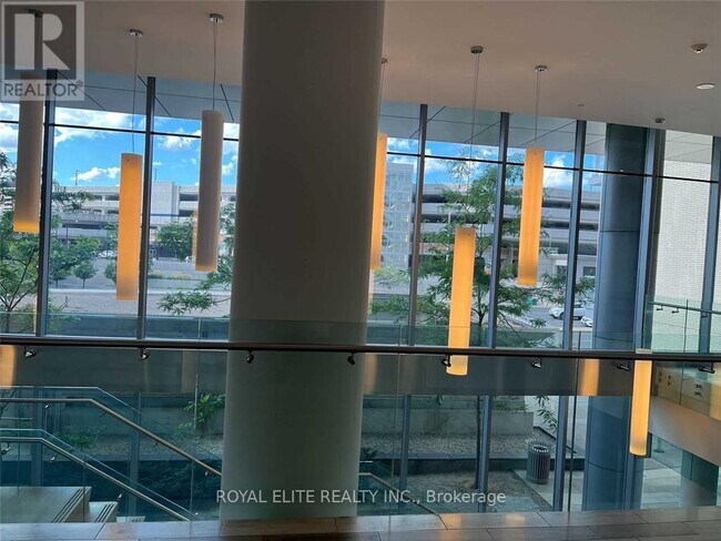 Photo du bâtiment - 70 Forest Manor Rd