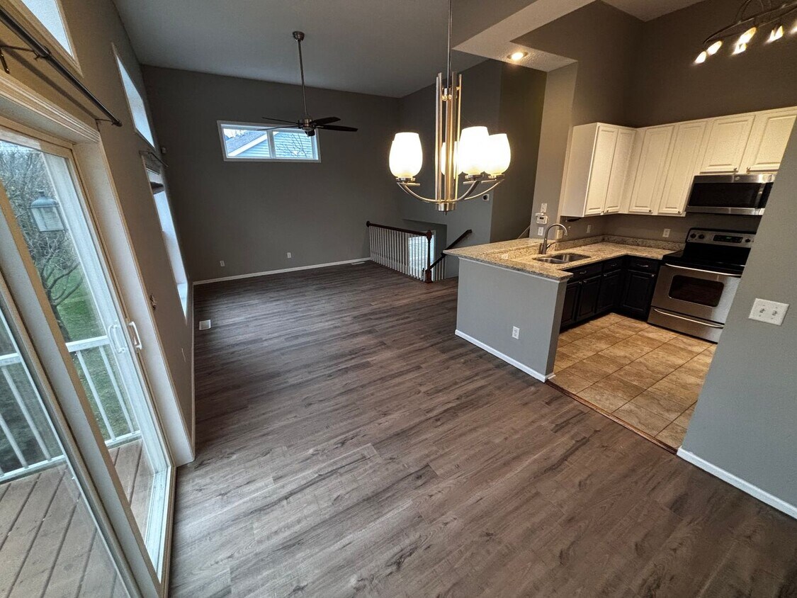 Foto principal - Gorgeous Woodbury Townhome Near Eagle Valley