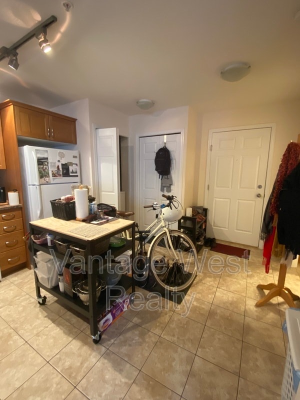 Building Photo - 598-598 Sutherland Ave